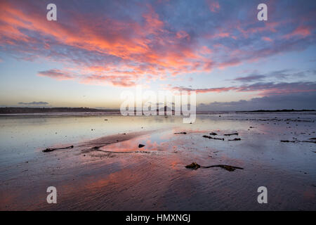 Marazion, Cornwall, UK. 7. Februar 2017. Großbritannien Wetter. Einen herrlichen Sonnenaufgang in Marazion über St MIchaels Mount. Wolken werden voraussichtlich um in den Süden Westen später, möglicherweise bringen gewittriger Regen Sturm und Hagel zu bewegen. Bildnachweis: Simon Maycock/Alamy Live-Nachrichten Stockfoto