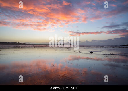 Marazion, Cornwall, UK. 7. Februar 2017. Großbritannien Wetter. Einen herrlichen Sonnenaufgang in Marazion über St MIchaels Mount. Wolken werden voraussichtlich um in den Süden Westen später, möglicherweise bringen gewittriger Regen Sturm und Hagel zu bewegen. Bildnachweis: Simon Maycock/Alamy Live-Nachrichten Stockfoto