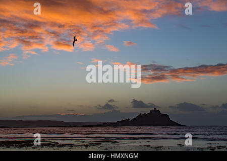 Marazion, Cornwall, UK. 7. Februar 2017. Großbritannien Wetter. Einen herrlichen Sonnenaufgang in Marazion über St MIchaels Mount. Wolken werden voraussichtlich um in den Süden Westen später, möglicherweise bringen gewittriger Regen Sturm und Hagel zu bewegen. Bildnachweis: Simon Maycock/Alamy Live-Nachrichten Stockfoto