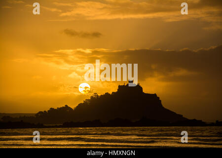 Marazion, Cornwall, UK. 7. Februar 2017. Großbritannien Wetter. Einen herrlichen Sonnenaufgang in Marazion über St MIchaels Mount. Wolken werden voraussichtlich um in den Süden Westen später, möglicherweise bringen gewittriger Regen Sturm und Hagel zu bewegen. Bildnachweis: Simon Maycock/Alamy Live-Nachrichten Stockfoto