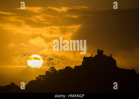 Marazion, Cornwall, UK. 7. Februar 2017. Großbritannien Wetter. Einen herrlichen Sonnenaufgang in Marazion über St MIchaels Mount. Wolken werden voraussichtlich um in den Süden Westen später, möglicherweise bringen gewittriger Regen Sturm und Hagel zu bewegen. Bildnachweis: Simon Maycock/Alamy Live-Nachrichten Stockfoto