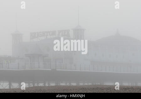 Brighton, East Sussex. 7. Februar 2017. Großbritannien Wetter. Brighton Seafront eingehüllt in einem sehr dichten Nebel zu Beginn des Tages. Bildnachweis: Francesca Moore/Alamy Live-Nachrichten Stockfoto