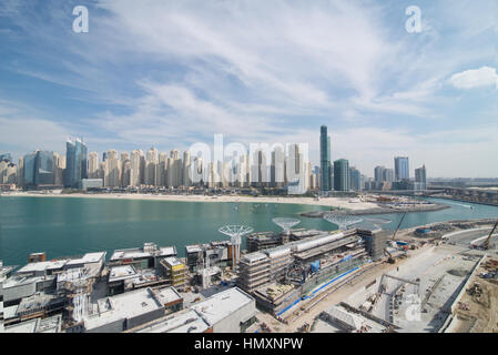 Dubai, Vereinigte Arabische Emirate, 6. Februar 2017.  Bluewaters Island, die Heimat, das Dubai-Auge, das wird das größte Riesenrad der Welt, und befindet sich gegenüber Touristenziel Jumeirah Beach Walk, hat eine geschätzte ein Jahr bis zur Fertigstellung und entwickelt sich rasant.  die Insel ist völlig künstliche und grenzt an die Palm Jumeirah.  Bildnachweis: John Weston/Alamy Live-Nachrichten Stockfoto