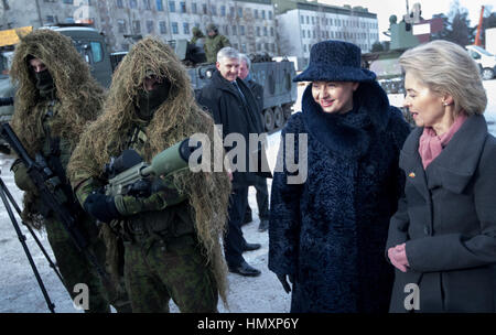 Rukla, Litauen. 7. Februar 2017. Der deutsche Verteidigungsminister Ursula von der Leyen (CDU R) und der Präsident von Litauen Dalia Grybauskaite stehen neben litauischen Armee Scharfschützen in Rukla, Litauen, 7. Februar 2017. Die deutsche Armee führt Nato-Übungen in das baltische Land als Teil eines Abschreckung gegen Russland gerichtet. Litauen, Estland, Lettland und Polen fühlen sich bedroht durch ihren großen Nachbarn im Osten. Foto: Kay Nietfeld/Dpa/Alamy Live News Stockfoto