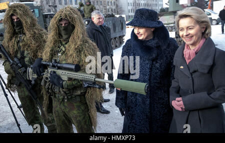 Rukla, Litauen. 7. Februar 2017. Der deutsche Verteidigungsminister Ursula von der Leyen (CDU R) und der Präsident von Litauen Dalia Grybauskaite stehen neben litauischen Armee Scharfschützen in Rukla, Litauen, 7. Februar 2017. Die deutsche Armee führt Nato-Übungen in das baltische Land als Teil eines Abschreckung gegen Russland gerichtet. Litauen, Estland, Lettland und Polen fühlen sich bedroht durch ihren großen Nachbarn im Osten. Foto: Kay Nietfeld/Dpa/Alamy Live News Stockfoto