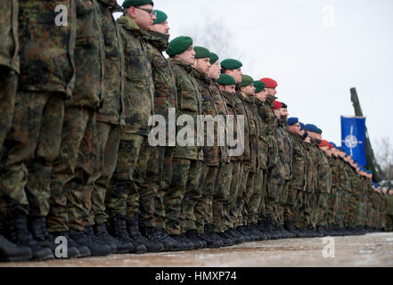 Rukla, Litauen. 7. Februar 2017. Deutsche Soldaten und Mitglieder der multinationalen litauischen Kampfgruppe Grüße der deutsche Verteidigungsminister Ursula von der Leyen (CDU) und der Präsident von Litauen Dalia Grybauskaite in Rukla, Litauen, 7. Februar 2017. Die deutsche Armee führt Nato-Übungen in das baltische Land als Teil eines Abschreckung gegen Russland gerichtet. Litauen, Estland, Lettland und Polen fühlen sich bedroht durch ihren großen Nachbarn im Osten. Foto: Kay Nietfeld/Dpa/Alamy Live News Stockfoto