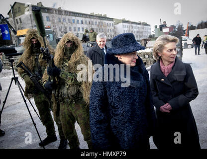 Rukla, Litauen. 7. Februar 2017. Der deutsche Verteidigungsminister Ursula von der Leyen (CDU R) und der Präsident von Litauen Dalia Grybauskaite stehen neben litauischen Armee Scharfschützen in Rukla, Litauen, 7. Februar 2017. Die deutsche Armee führt Nato-Übungen in das baltische Land als Teil eines Abschreckung gegen Russland gerichtet. Litauen, Estland, Lettland und Polen fühlen sich bedroht durch ihren großen Nachbarn im Osten. Foto: Kay Nietfeld/Dpa/Alamy Live News Stockfoto