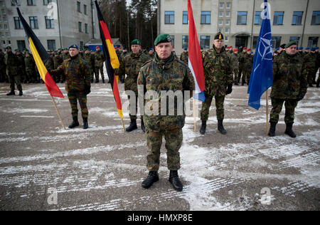 Rukla, Litauen. 7. Februar 2017. Christoph Huber, der Kommandeur der multinationalen litauischen Kampfgruppe, in Rukla, Litauen, 7. Februar 2017. Die deutsche Armee führt Nato-Übungen in das baltische Land als Teil eines Abschreckung gegen Russland gerichtet. Litauen, Estland, Lettland und Polen fühlen sich bedroht durch ihren großen Nachbarn im Osten. Foto: Kay Nietfeld/Dpa/Alamy Live News Stockfoto