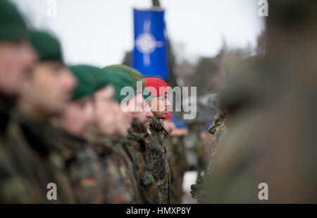 Rukla, Litauen. 7. Februar 2017. Deutsche Soldaten und Mitglieder der multinationalen litauischen Kampfgruppe Grüße der deutsche Verteidigungsminister Ursula von der Leyen (CDU) und der Präsident von Litauen Dalia Grybauskaite in Rukla, Litauen, 7. Februar 2017. Die deutsche Armee führt Nato-Übungen in das baltische Land als Teil eines Abschreckung gegen Russland gerichtet. Litauen, Estland, Lettland und Polen fühlen sich bedroht durch ihren großen Nachbarn im Osten. Foto: Kay Nietfeld/Dpa/Alamy Live News Stockfoto