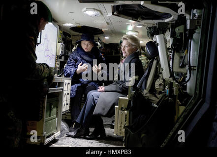 Rukla, Litauen. 7. Februar 2017. Der deutsche Verteidigungsminister Ursula von der Leyen (CDU R) und der Präsident von Litauen Dalia Grybauskaite sitzen in einem mobilen Gefechtsstand in Rukla, Litauen, 7. Februar 2017. Die deutsche Armee führt Nato-Übungen in das baltische Land als Teil eines Abschreckung gegen Russland gerichtet. Litauen, Estland, Lettland und Polen fühlen sich bedroht durch ihren großen Nachbarn im Osten. Foto: Kay Nietfeld/Dpa/Alamy Live News Stockfoto