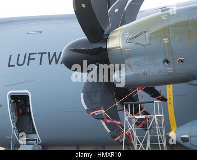 Rukla, Litauen. 7. Februar 2017. Ein Airbus A400M mit einem defekten Motor steht auf der Landebahn des Flughafen Kaunas in Litauen, 7. Februar 2017. Der deutsche Verteidigungsminister Ursula von der Leyen (CDU) hatte geplant, zurück nach Deutschland mit dem Flugzeug zu fliegen, nach dem Besuch der deutscher Truppen in das baltische Land stationiert. Sie war gezwungen, in einer älteren Transall-Flugzeug aufgrund eines mechanischen Fehlers zu fliegen. Foto: Kay Nietfeld/dpa Stockfoto