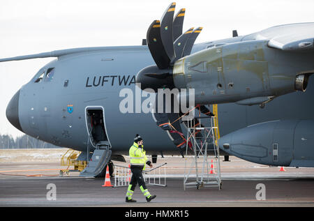 Rukla, Litauen. 7. Februar 2017. Ein Airbus A400M mit einem defekten Motor steht auf der Landebahn des Flughafen Kaunas in Litauen, 7. Februar 2017. Der deutsche Verteidigungsminister Ursula von der Leyen (CDU) hatte geplant, zurück nach Deutschland mit dem Flugzeug zu fliegen, nach dem Besuch der deutscher Truppen in das baltische Land stationiert. Sie war gezwungen, in einer älteren Transall-Flugzeug aufgrund eines mechanischen Fehlers zu fliegen. Foto: Kay Nietfeld/dpa Stockfoto