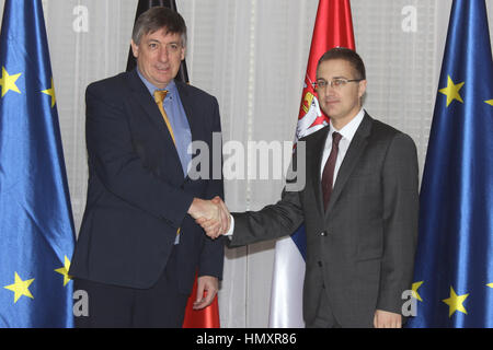 Belgrad, Serbien. 7. Februar 2017. Serbian Interior Minister Nebojsa Stefanovic (R) schüttelt Hände mit seinem Amtskollegen Belgien Jan Jambon am Palast von Serbien in Belgrad am 7. Februar 2017. Jambon und Stefanovic tagten hier und eine Vereinbarung über die polizeiliche Zusammenarbeit zwischen Serbien und Belgien, die ihre Zusammenarbeit bei der Bekämpfung terroristischer Bedrohungen und den Austausch von Informationen über die organisierte Kriminalität definiert. Bildnachweis: Nemanja Cabric/Xinhua/Alamy Live-Nachrichten Stockfoto