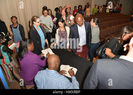 Miami, FL, USA. 6. Februar 2017. Tracy Martin Sybrina Fulton sprechen und Exemplare ihres Buches signieren "Rest In Kraft: das dauerhafte Leben des Trayvon Martin" am Miami Dade College am 6. Februar 2017 in Miami, Florida. Bildnachweis: Mpi10/Medien Punch/Alamy Live-Nachrichten Stockfoto