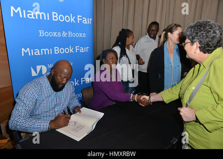 Miami, FL, USA. 6. Februar 2017. Tracy Martin Sybrina Fulton sprechen und Exemplare ihres Buches signieren "Rest In Kraft: das dauerhafte Leben des Trayvon Martin" am Miami Dade College am 6. Februar 2017 in Miami, Florida. Bildnachweis: Mpi10/Medien Punch/Alamy Live-Nachrichten Stockfoto