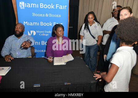 Miami, FL, USA. 6. Februar 2017. Tracy Martin Sybrina Fulton sprechen und Exemplare ihres Buches signieren "Rest In Kraft: das dauerhafte Leben des Trayvon Martin" am Miami Dade College am 6. Februar 2017 in Miami, Florida. Bildnachweis: Mpi10/Medien Punch/Alamy Live-Nachrichten Stockfoto