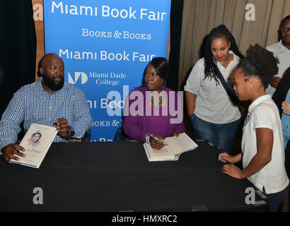 Miami, FL, USA. 6. Februar 2017. Tracy Martin Sybrina Fulton sprechen und Exemplare ihres Buches signieren "Rest In Kraft: das dauerhafte Leben des Trayvon Martin" am Miami Dade College am 6. Februar 2017 in Miami, Florida. Bildnachweis: Mpi10/Medien Punch/Alamy Live-Nachrichten Stockfoto