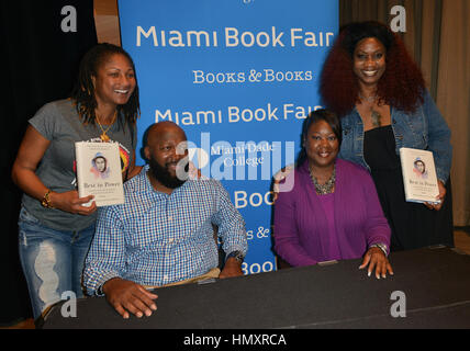 Miami, FL, USA. 6. Februar 2017. Tracy Martin Sybrina Fulton sprechen und Exemplare ihres Buches signieren "Rest In Kraft: das dauerhafte Leben des Trayvon Martin" am Miami Dade College am 6. Februar 2017 in Miami, Florida. Bildnachweis: Mpi10/Medien Punch/Alamy Live-Nachrichten Stockfoto