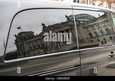 Der deutsche Reichstag kann als eine Reflexion in einem Autofenster in Berlin, Deutschland, 7. Februar 2017 gelten. Der Plenarsaal des Deutschen Reichstag wird für die kommende Wahl des deutschen Bundespräsidenten durch die Bundesversammlung am 12. Februar rekonstruiert. Aktueller Präsident Gauck hat im Juni 2016 angekündigt, er keine Lust hatte, das Amt noch einmal verfolgen. Die Bundesversammlung besteht aus 630 Bundesrepublik Mitglieder des Parlaments und weitere 630 Mitglieder diese Funktion als Delegierte von den Landtagen. Foto: Paul Zinken/dpa Stockfoto