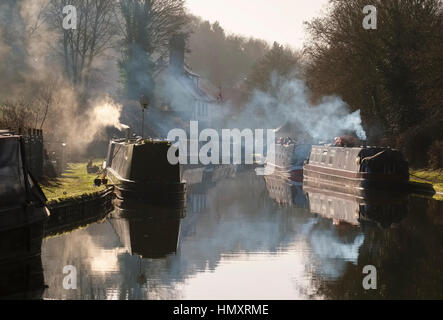 Kanalboote vertäut am Kai Stewponey, spaßen, auf der Staffordshire und Worcestershire Kanal, Staffordshire. Stockfoto