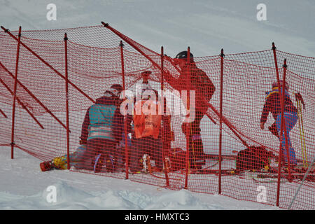 St. Moritz, Schweiz, 7. Februar 2017. Sanitäter leisten erste Hilfe, Martin Khuber. Er fiel während des Trainings bergab an den alpinen Weltmeisterschaften 2017 in St. Moritz. © Rolf Simeon/bildgebend.ch/Alamy Live-Nachrichten Stockfoto