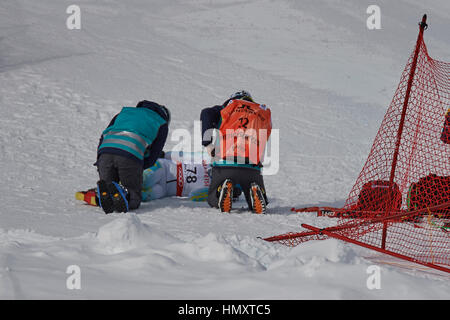 St. Moritz, Schweiz, 7. Februar 2017. Sanitäter leisten erste Hilfe, Martin Khuber. Er fiel während des Trainings bergab an den alpinen Weltmeisterschaften 2017 in St. Moritz. © Rolf Simeon/bildgebend.ch/Alamy Live-Nachrichten Stockfoto