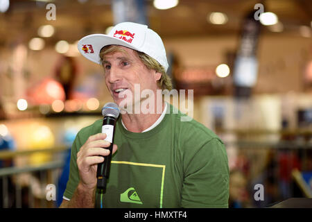 München, Deutschland. 7. Februar 2017. Robby Naish, US-amerikanischer Kitesurfen und Windsurfen Legende, Sport Berühmtheit und Unternehmer, in einem Interview auf der ISPO Winter-Sport-Messe in München. Stockfoto