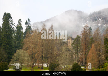 Dunkeld, Perthshire, Schottland, Großbritannien. 7. Februar 2017. Einem kalten, feuchten Tag mit Schnee und Nebel auf den Hügeln oberhalb von Dunkeld Dom © Cameron Cormack Stockfoto