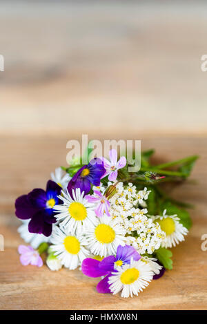 Bouquet von bunten Gartenblumen auf Holztisch mit Textfreiraum. Selektiven Fokus. Stockfoto