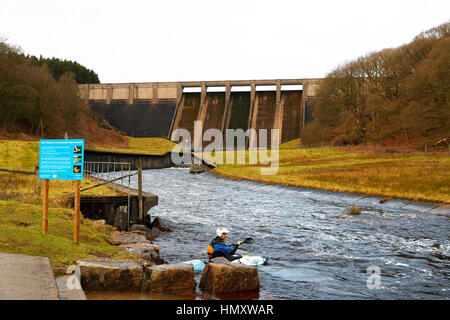 Yorkshire Wasser Unternehmen Thruscross Reservoir Dam Freigabe Wasser in den Fluss Washburn für Wild Wasser Kanu, nur Wasser Unternehmen dazu. Stockfoto