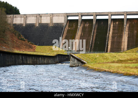 Yorkshire Wasser Unternehmen Thruscross Reservoir Dam Freigabe Wasser in den Fluss Washburn für Wild Wasser Kanu, nur Wasser Unternehmen dazu. Stockfoto