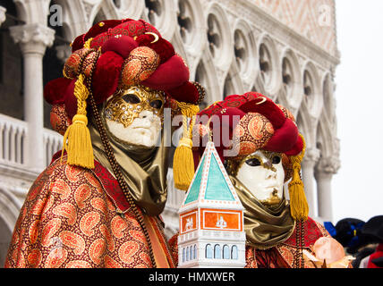 Karneval von Venedig zwei schönen Masken in Saint Markusplatz Stockfoto