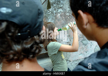 Jugendliche, die Alkohol trinken Kredit © Luigi Innamorati/Sintesi/Alamy Stock Photo Stockfoto