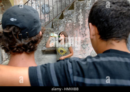 Jugendliche, die Alkohol trinken Kredit © Luigi Innamorati/Sintesi/Alamy Stock Photo Stockfoto