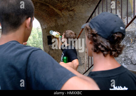 Jugendliche, die Alkohol trinken Kredit © Luigi Innamorati/Sintesi/Alamy Stock Photo Stockfoto