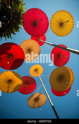 asiatischer Sonnenschirm am Ban Saonak Haus in der Altstadt der Stadt Lampang in Nord-Thailand. Stockfoto