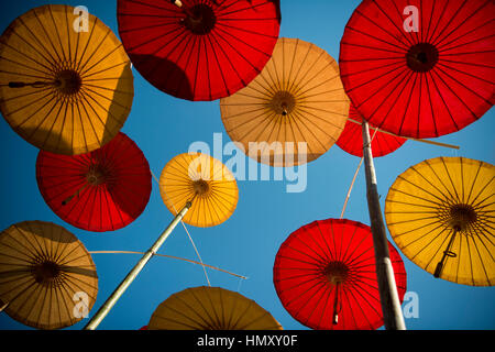 asiatischer Sonnenschirm am Ban Saonak Haus in der Altstadt der Stadt Lampang in Nord-Thailand. Stockfoto