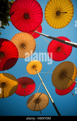 asiatischer Sonnenschirm am Ban Saonak Haus in der Altstadt der Stadt Lampang in Nord-Thailand. Stockfoto