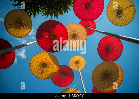 asiatischer Sonnenschirm am Ban Saonak Haus in der Altstadt der Stadt Lampang in Nord-Thailand. Stockfoto