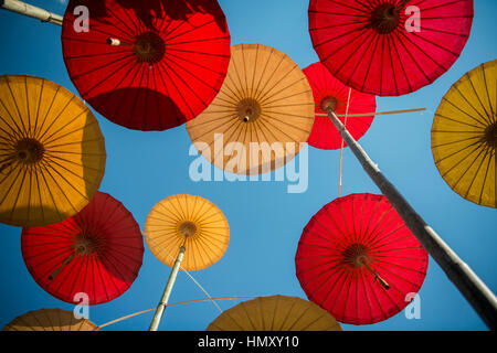 asiatischer Sonnenschirm am Ban Saonak Haus in der Altstadt der Stadt Lampang in Nord-Thailand. Stockfoto