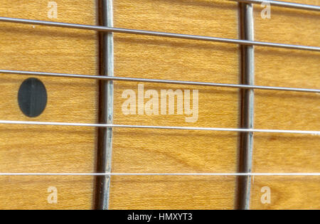 In der Nähe von elektrischen Gitarre Griffbrett und Stringsshowing die Bünde und dot Marker Inlays Stockfoto