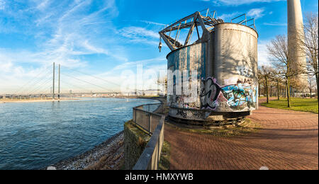 Düsseldorf, Deutschland - 20. Januar 2017: Panorama mit Rhein, eine alte Digger und der Fuß des Fernsehturms Stockfoto