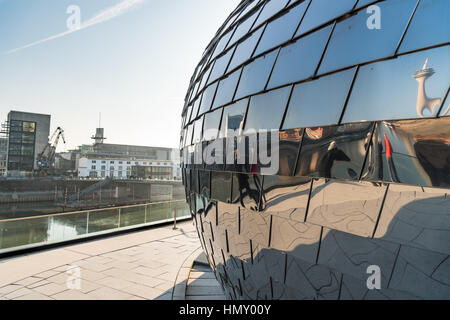 Düsseldorf, Deutschland - 20. Januar 2017: Teile des Medienhafens New reflektieren im Chrome-Ei Stockfoto