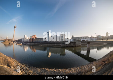 Düsseldorf, Deutschland - 20. Januar 2017: Fisheye Blick über den neuen Medien-Hafen mit dem Fernsehturm Stockfoto