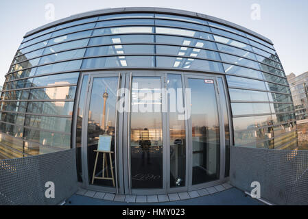 Düsseldorf, Deutschland - 20. Januar 2017: Der Fernsehturm auf dem Glas-Rumpf von einem modernen Restaurant des Glases im New Media Hafen spiegelt Stockfoto