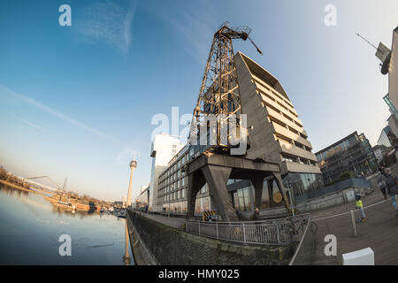 Düsseldorf, Deutschland - 20. Januar 2017: Fisheye Blick auf dem Pier in den neuen Medien Hafen und eine alte Kran Stockfoto