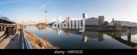 Düsseldorf, Deutschland - 22. Januar 2017: Fisheye Panorama von der Terrasse des Hyatt über New Media Hafen mit unbekannten Pedestrants, die den Sonnenuntergang genießen Stockfoto