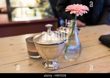 ESSEN, Deutschland - 25. Januar 2017: Tischdekoration mit farbigen Rosenblüte in einem café Stockfoto