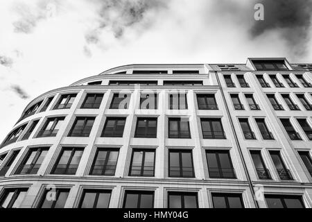 ESSEN, Deutschland - 25. Januar 2017: Das Facae eines Bürogebäudes am Rüttenscheider Straße kontrastiert mit der lebendigen Himmel Stockfoto