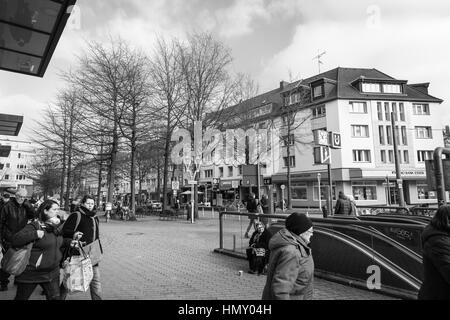 ESSEN, Deutschland - 25. Januar 2017: Unbekannte Käufer Rush entlang der berühmten Rüttenscheider-Straße Stockfoto
